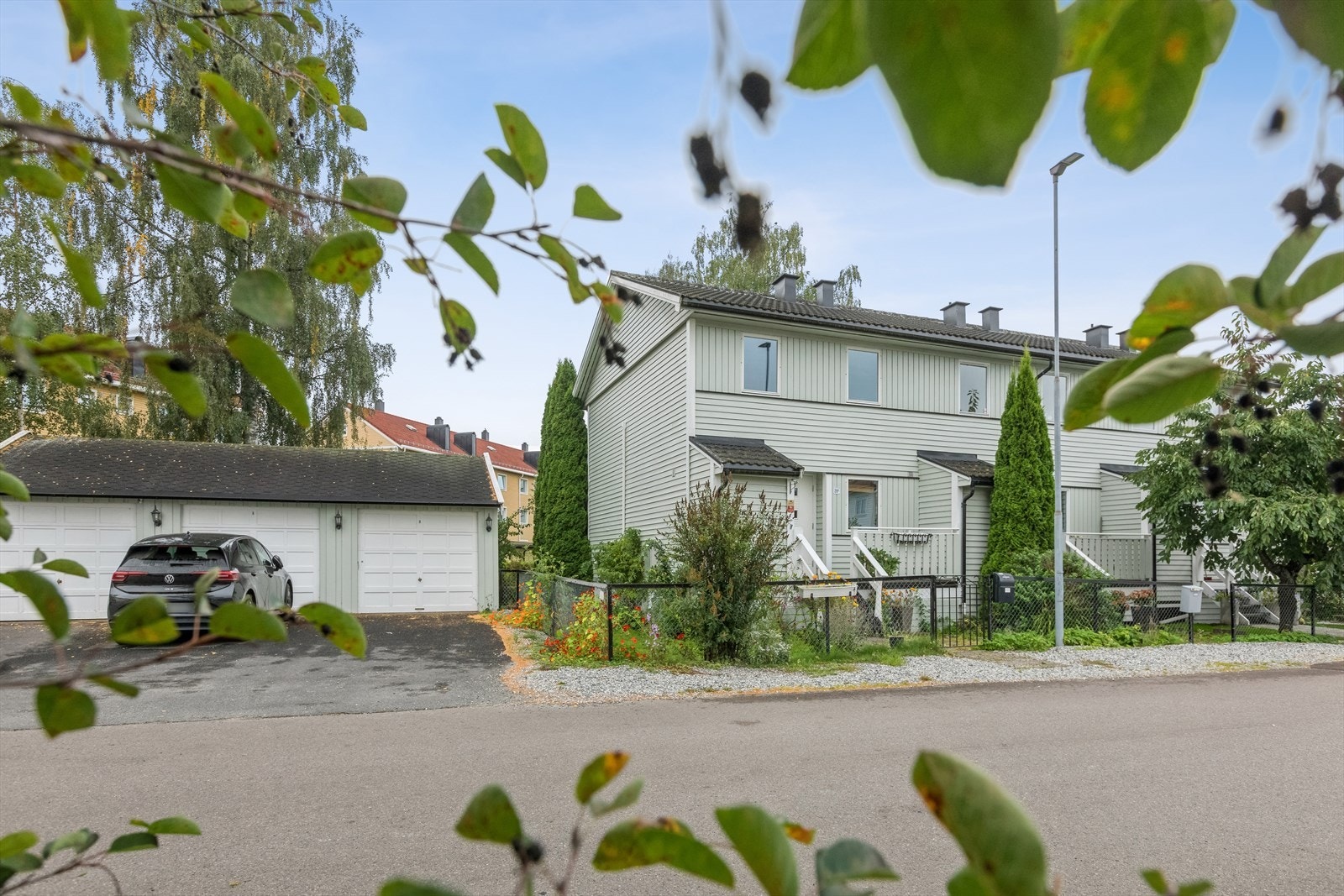 Det følger garasjeplass i rekke rett ved siden av egen tomt som gir en meget praktisk løsning. Galleribilde