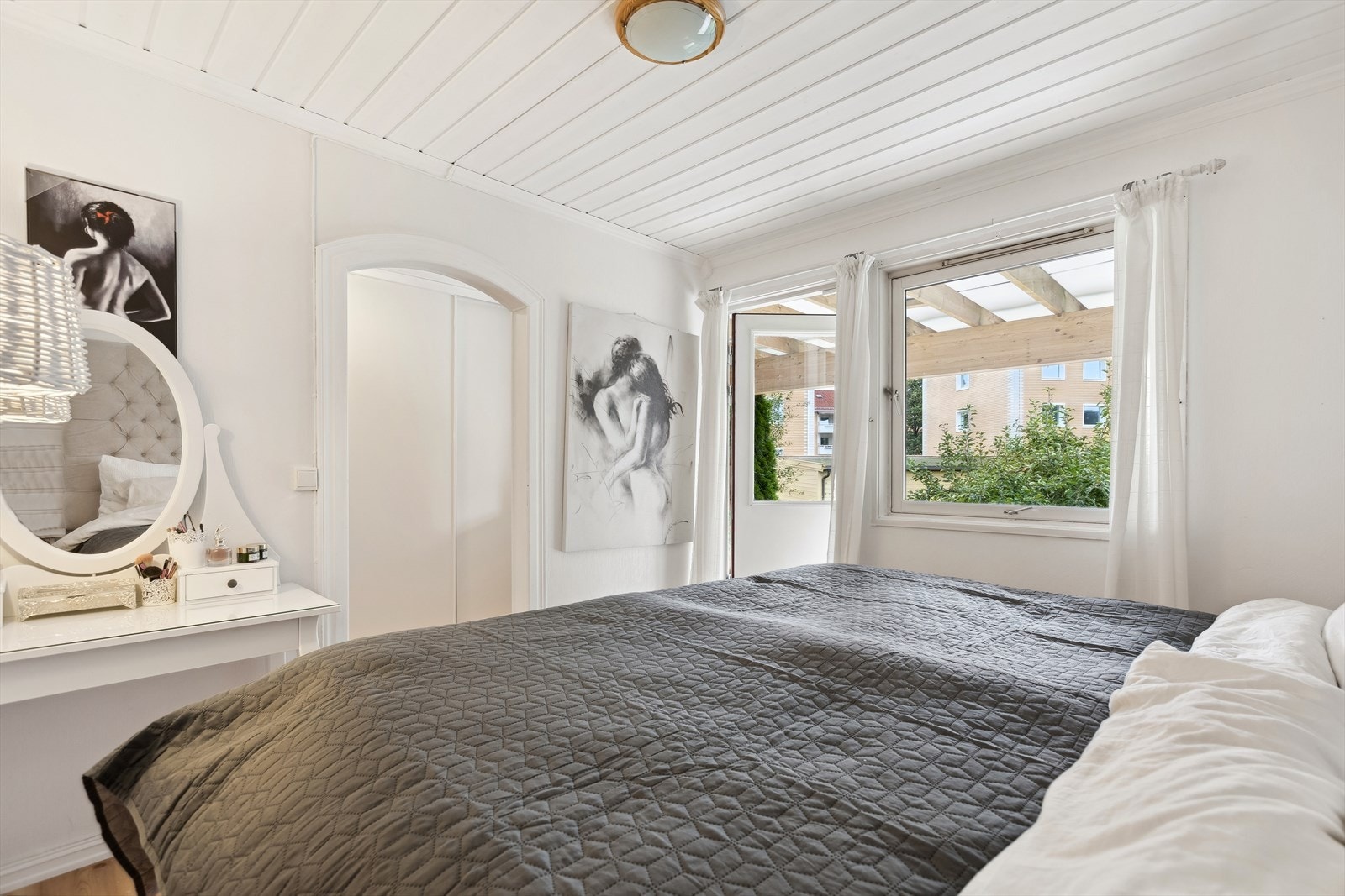 Stort hovedsoverom i 1. etasje med utgang til platting på ca. 26 kvm. Galleribilde