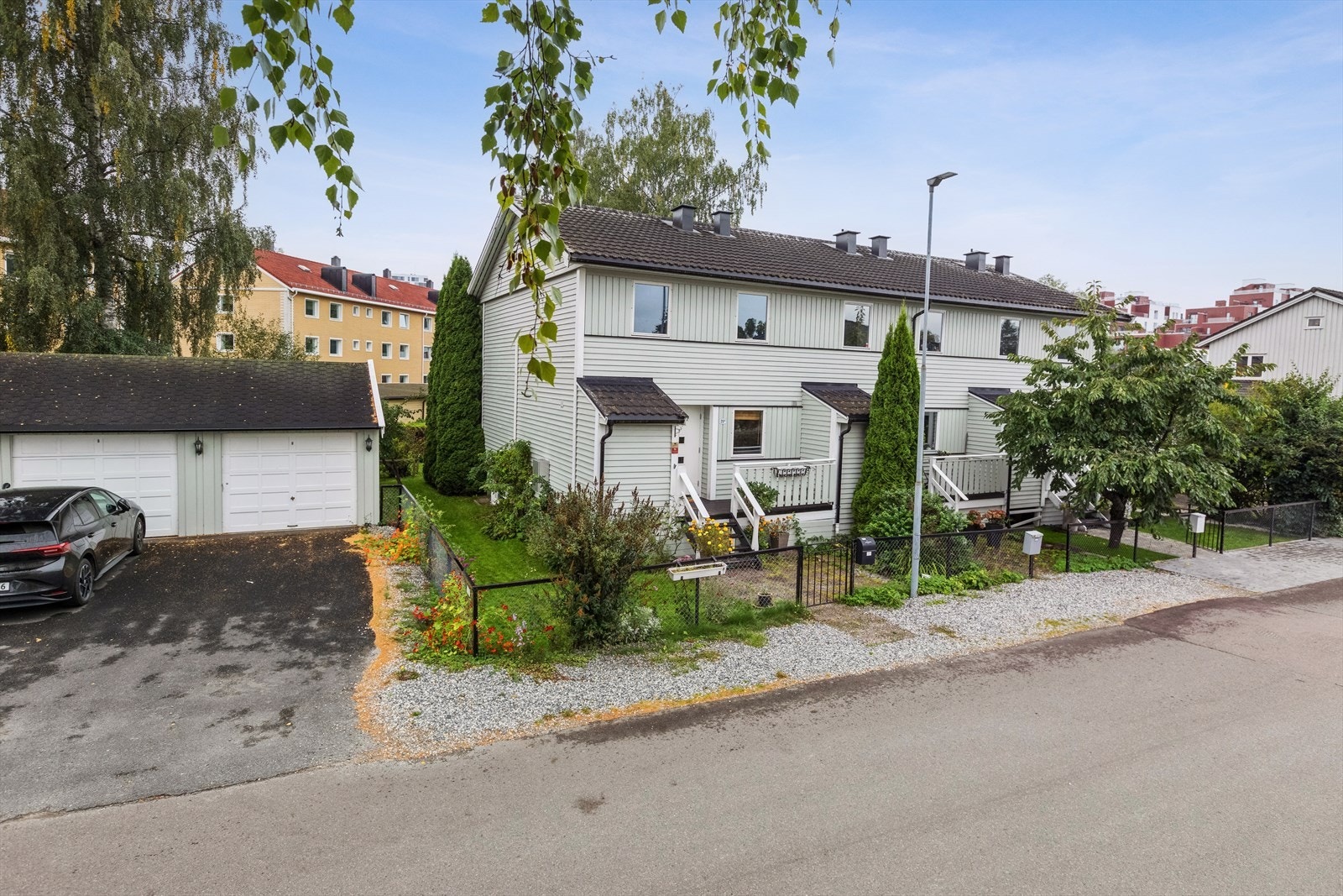 Boligen ligger sydvendt, på frodig og særdeles idyllisk endetomt, med tilnærmet usjenert hage på tre sider. Galleribilde
