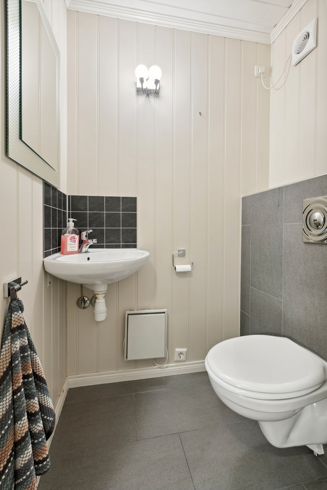 WC i 1. etasje med servant og toalett. Det er behagelig gulvvarme, og fliser fra 2020. Galleribilde