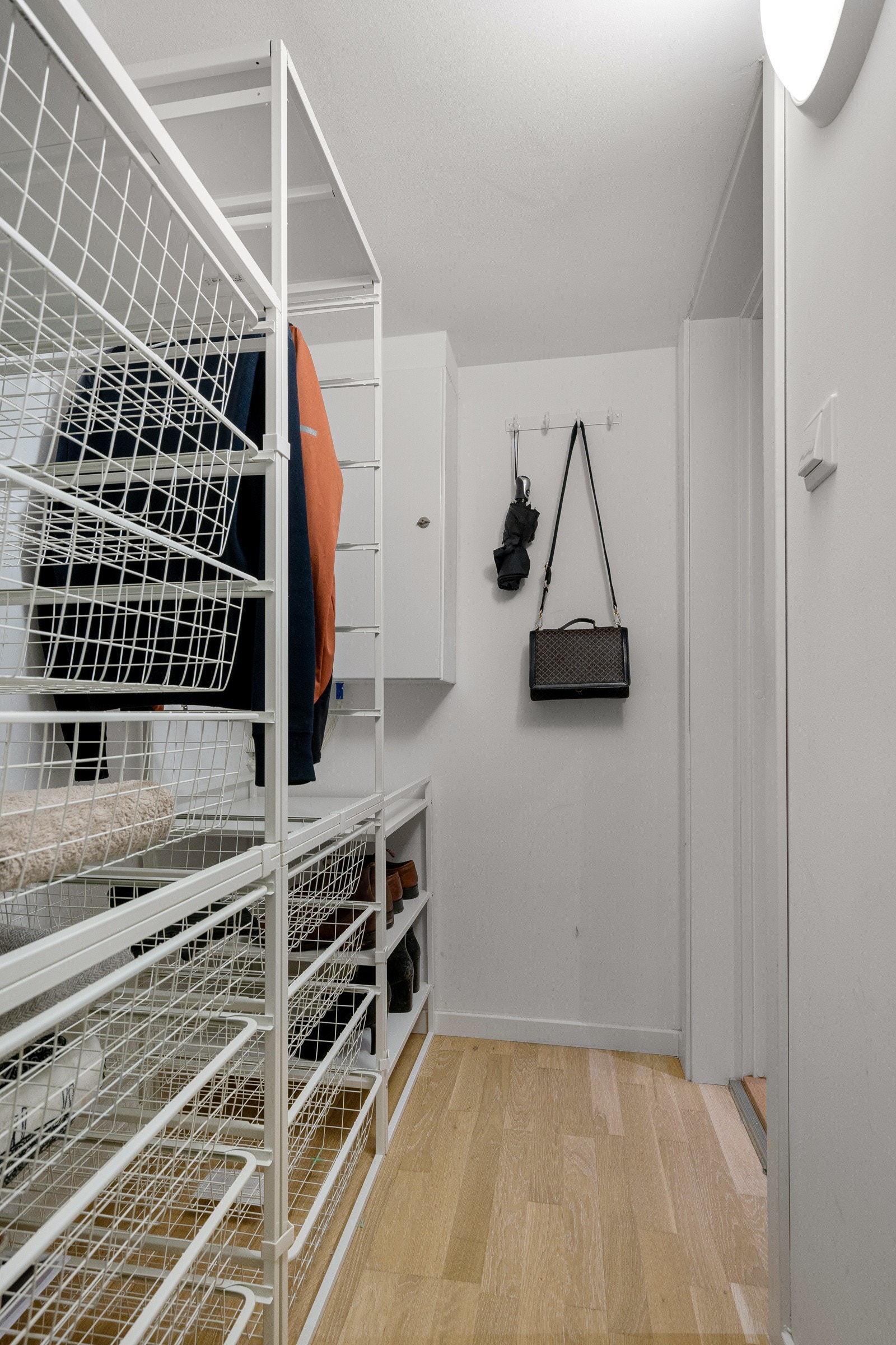 Leiligheten disponerer en bod på 3 kvm, som kan benyttes som walk in closet. For mer informasjon om bod, se punktet "ferdigattest og midlertidig brukstillatelse". Galleribilde