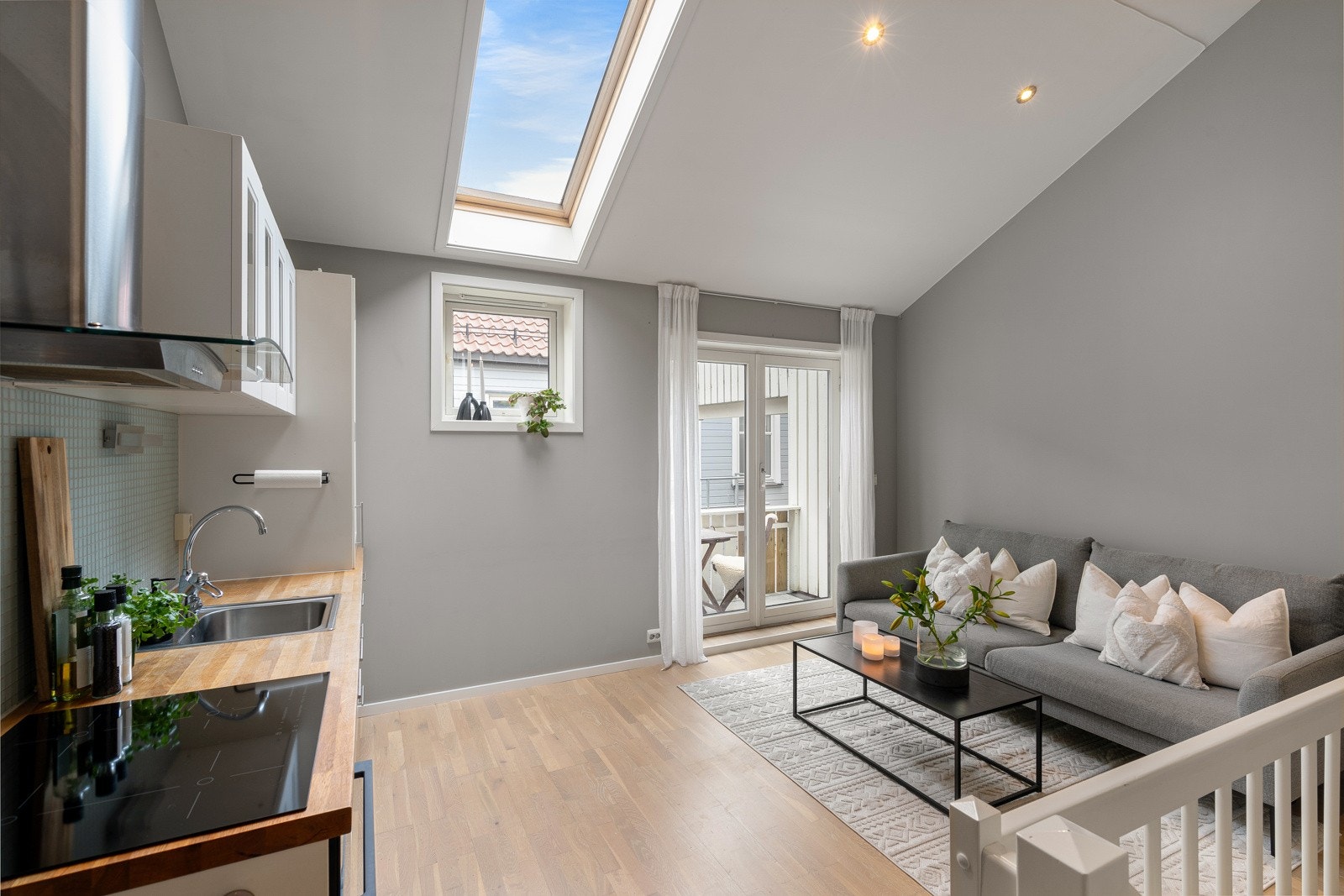 Åpen stue-/kjøkkenløsning på ca. 17 m². Lave felleskostnader med Kabel-TV/Internett inkludert. Galleribilde