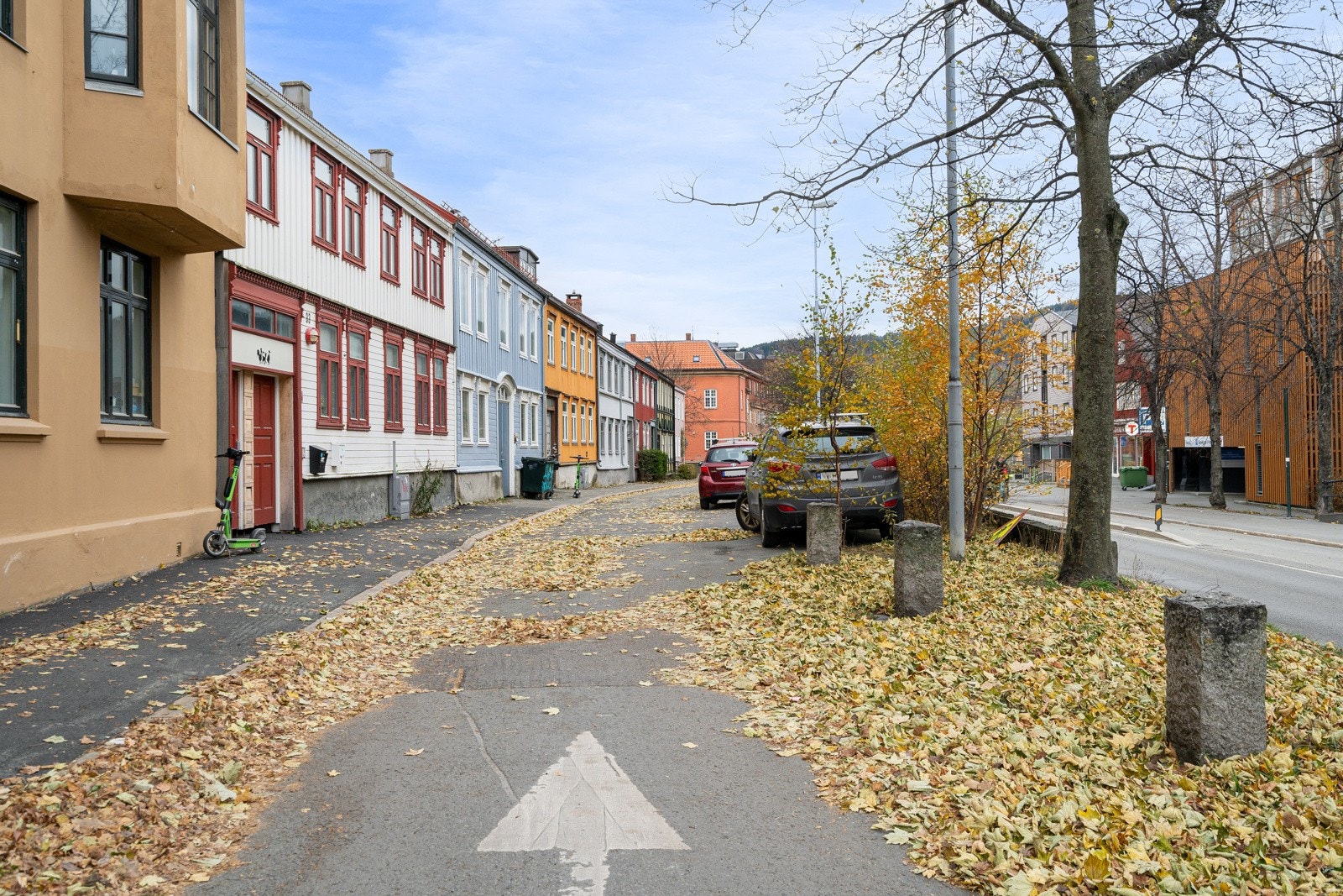 Leiligheten ligger sentralt i forhold til bykjernen hvor man har gåavstand til alle servicetilbud. Ca. 100 m til søndagsåpen dagligvare, 600 m til kjøpesenteret Trondheim Torg. Galleribilde