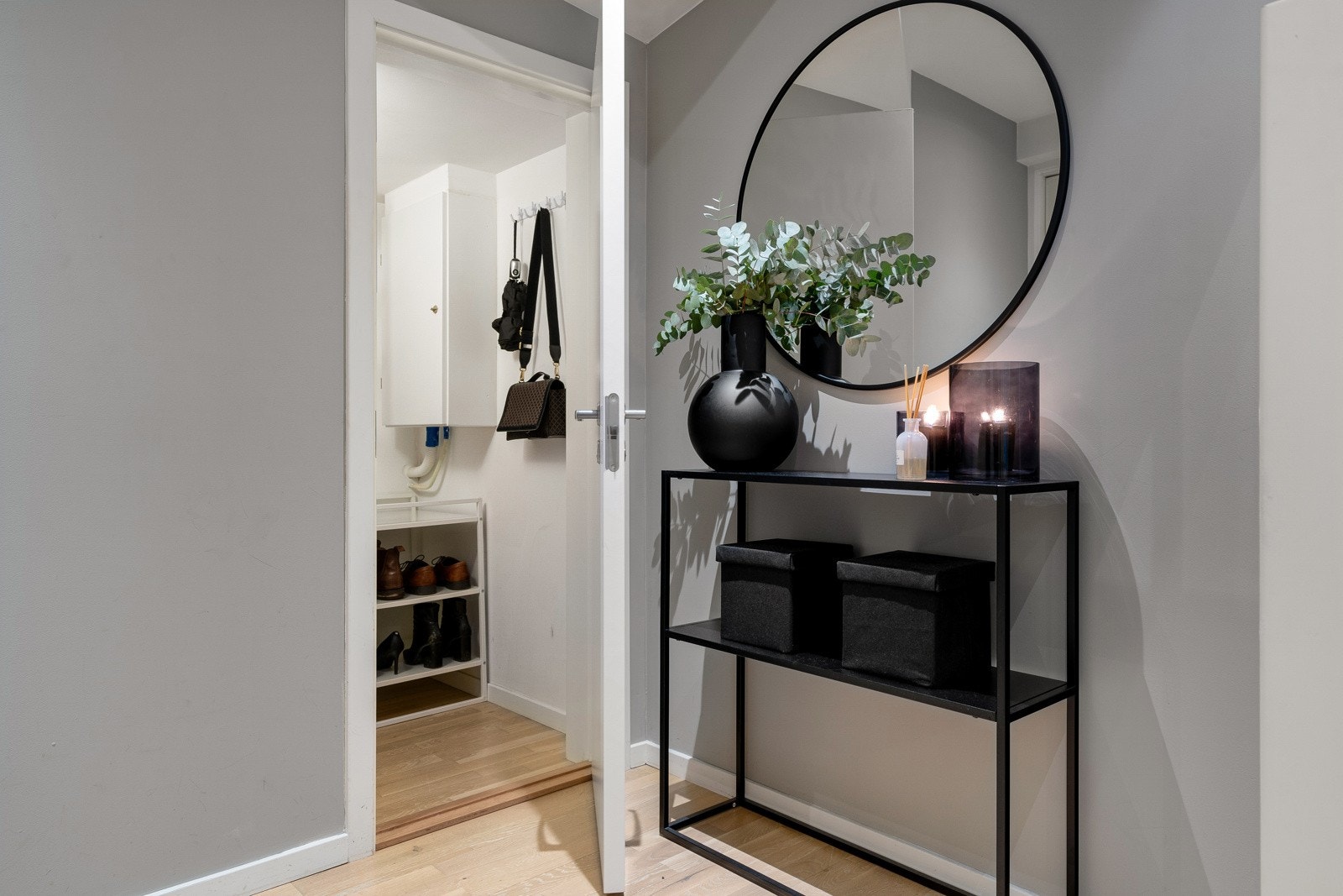 Entréens gode størrelse gir gode muligheter til å innrede med møblement Galleribilde