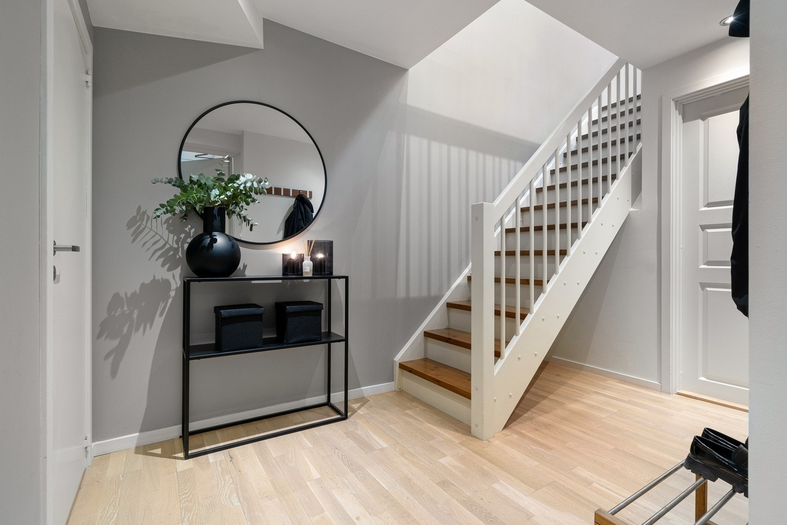 Entréen er moderne og stilren med varmekabler i gulv. Galleribilde