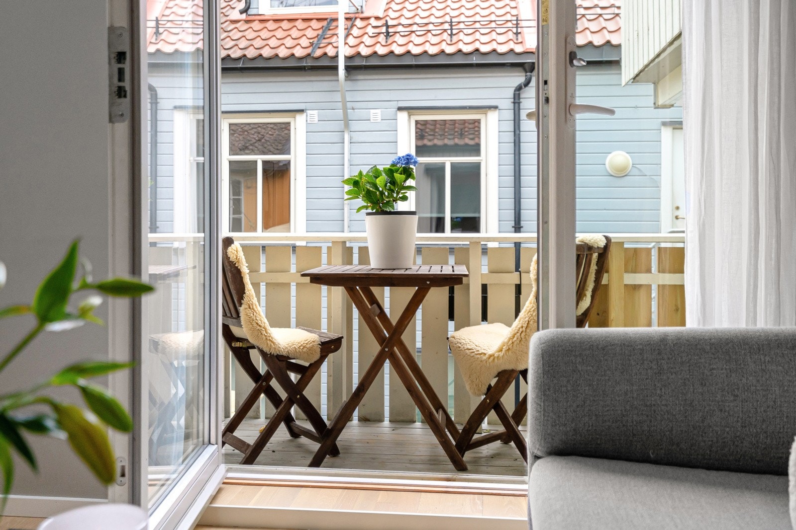 Balkongen har plass til å innrede med en mindre sittegruppe. Galleribilde