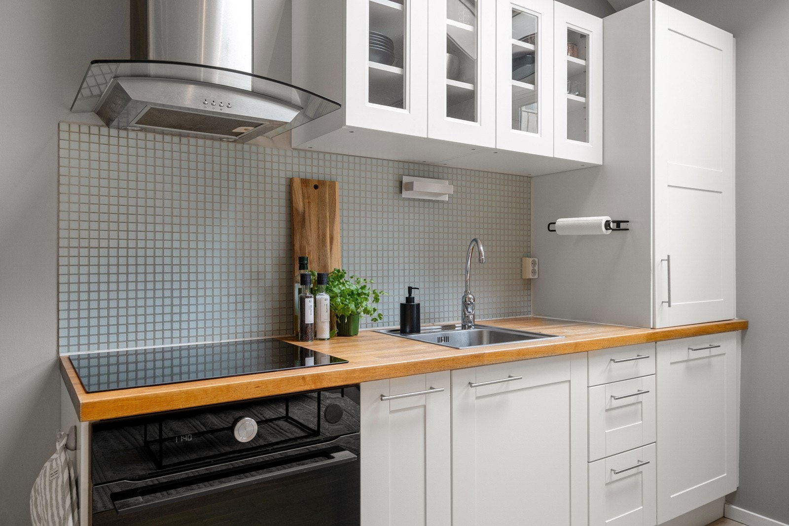 Kjøkkenet har integrert stekeovn, platetopp, oppvaskmaskin og kjøleskap. Galleribilde