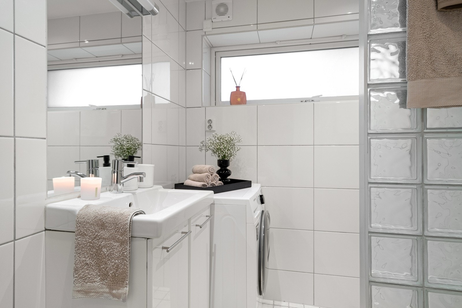 Innbydende baderom med opplegg for vaskemaskin. Galleribilde