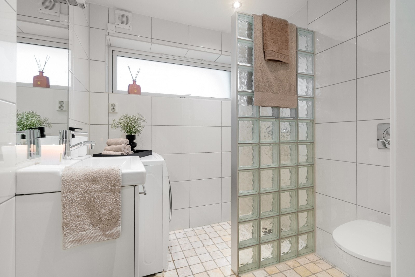 Lyst og pent flislagt baderom fra 2008 med gulv varme. Galleribilde