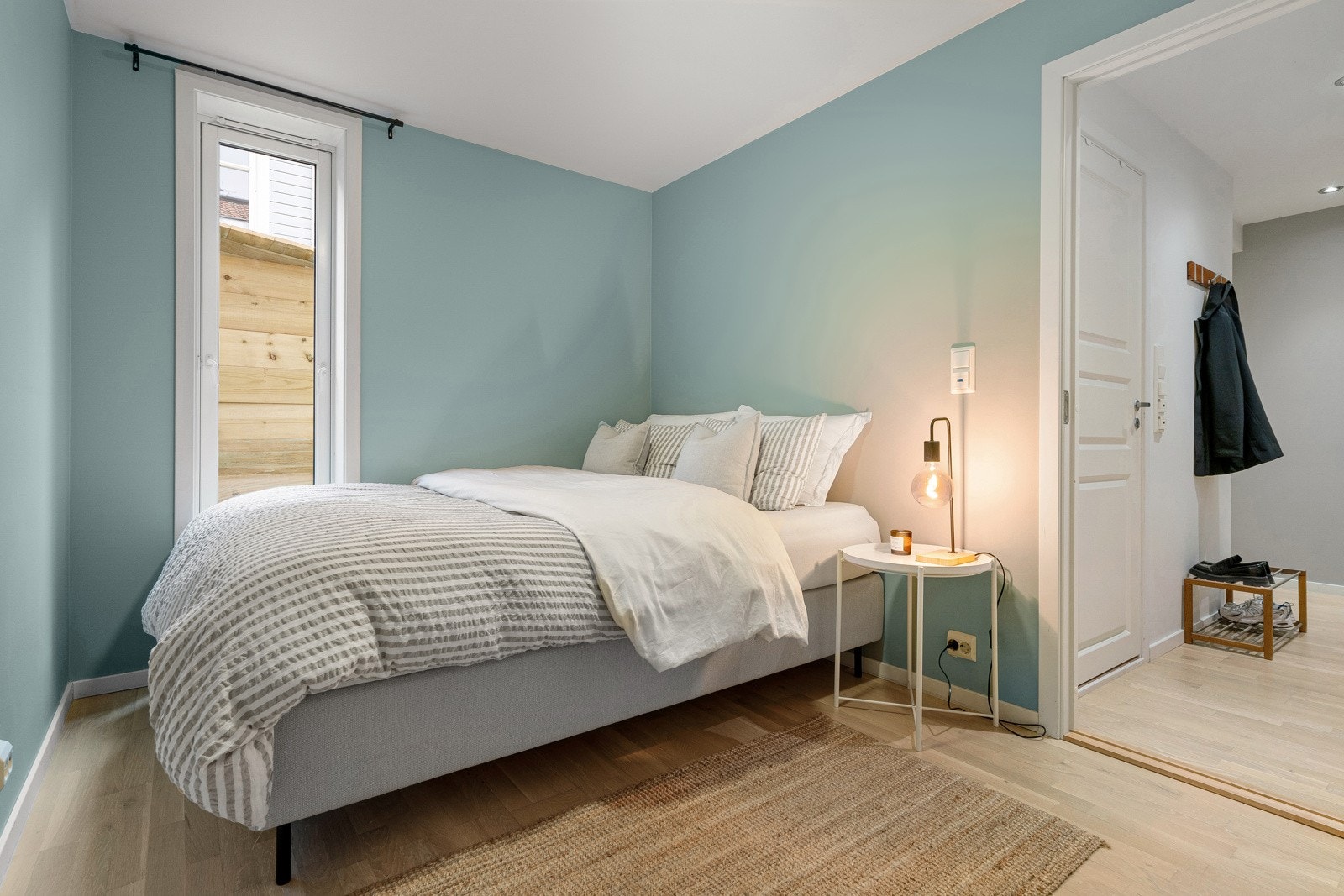 Romslig soverom på 9 m² med god lagringsplass og varmekabler i gulv. Rommet vender ut mot rolige omgivelser i bakgården. Galleribilde