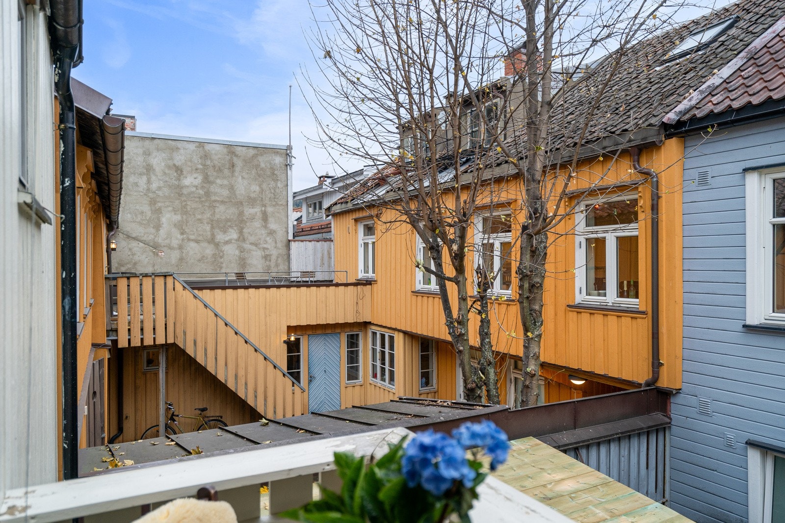 Her bor man midt i sentrum samtidig som det er minimalt med innsyn i leiligheten. Galleribilde