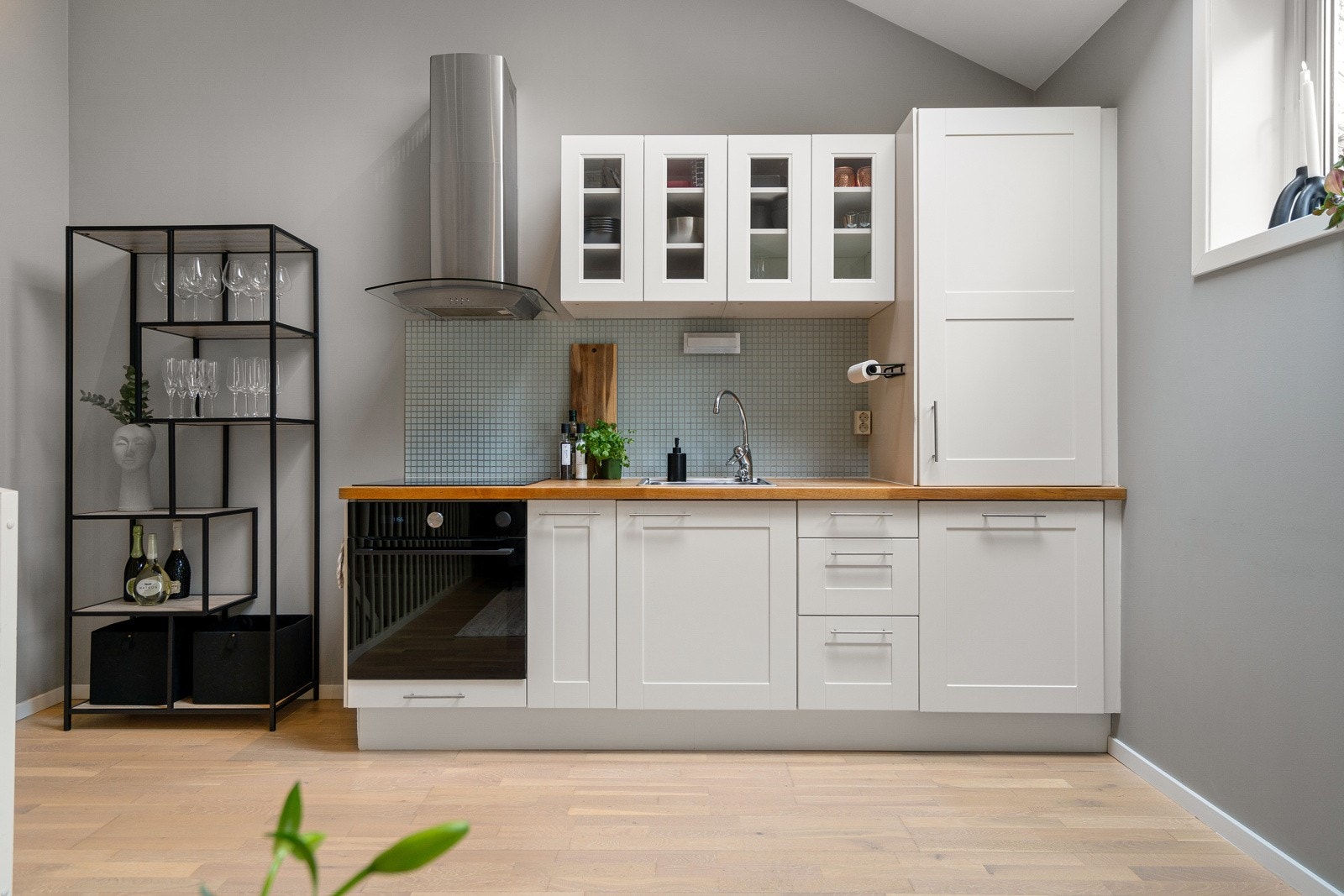 Stilrent og moderne kjøkken med integrerte hvitevarer. Galleribilde