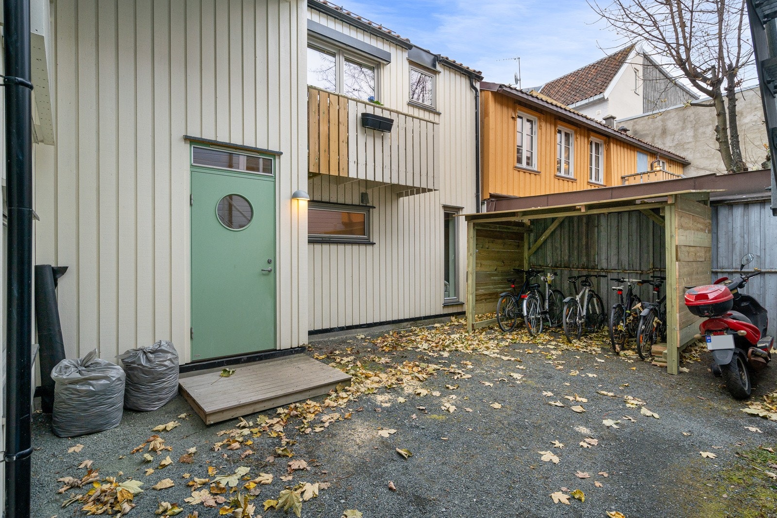 Bakgård med mulighet for sykkelparkering. Tilbaketrukket og rolig, til tross for sin sentrale beliggenhet. Galleribilde