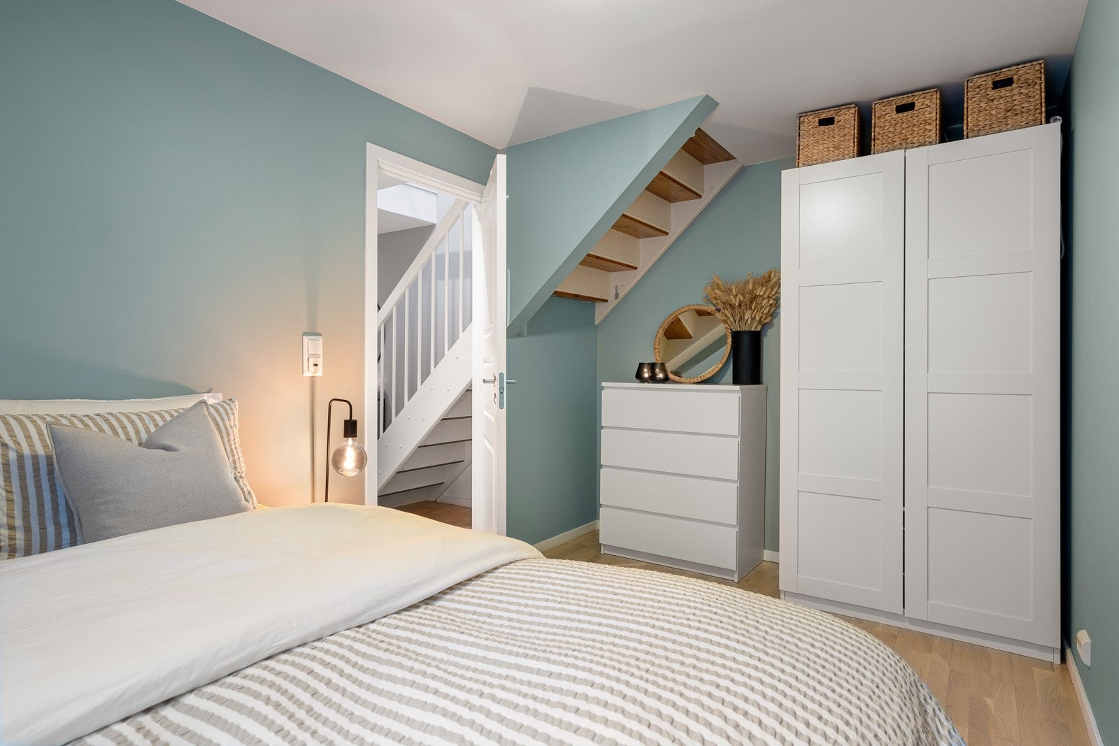 Soverommet har god plass til å innrede med møblement som dobbeltseng, nattbord og klesskap. Galleribilde