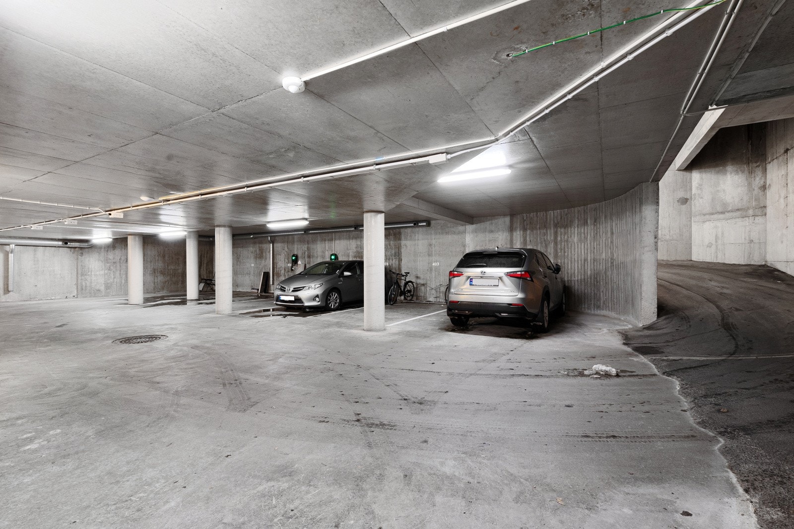Styret vurderer å selge en ledig parkeringsplass i felles garasjeanlegg, men det er ikke fastsatt per dags dato. Konf. megler. Galleribilde