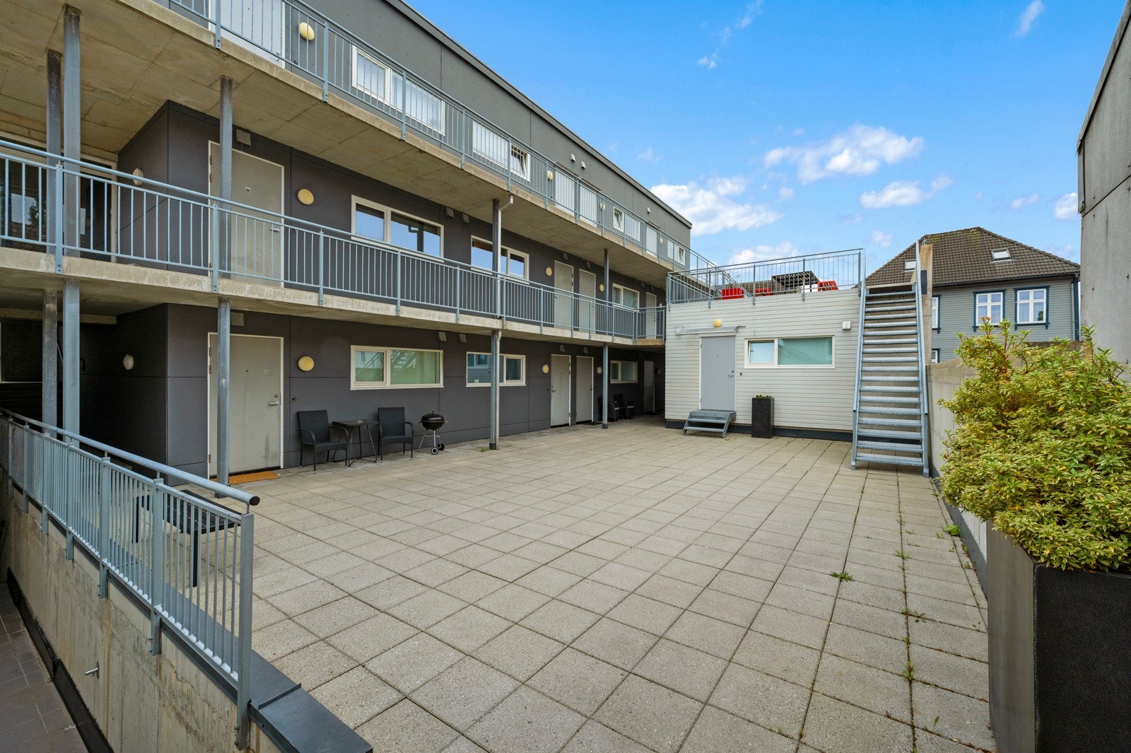Rolig bakgård ved inngangspartiet. Galleribilde