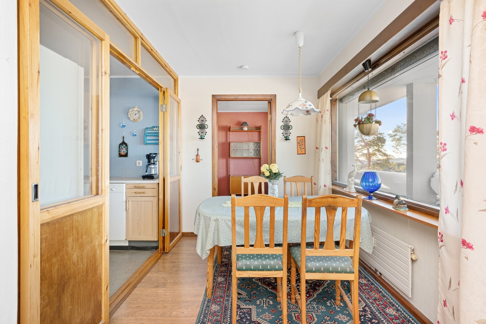 Spisestue, vender mot det praktiske kjøkkenet Galleribilde