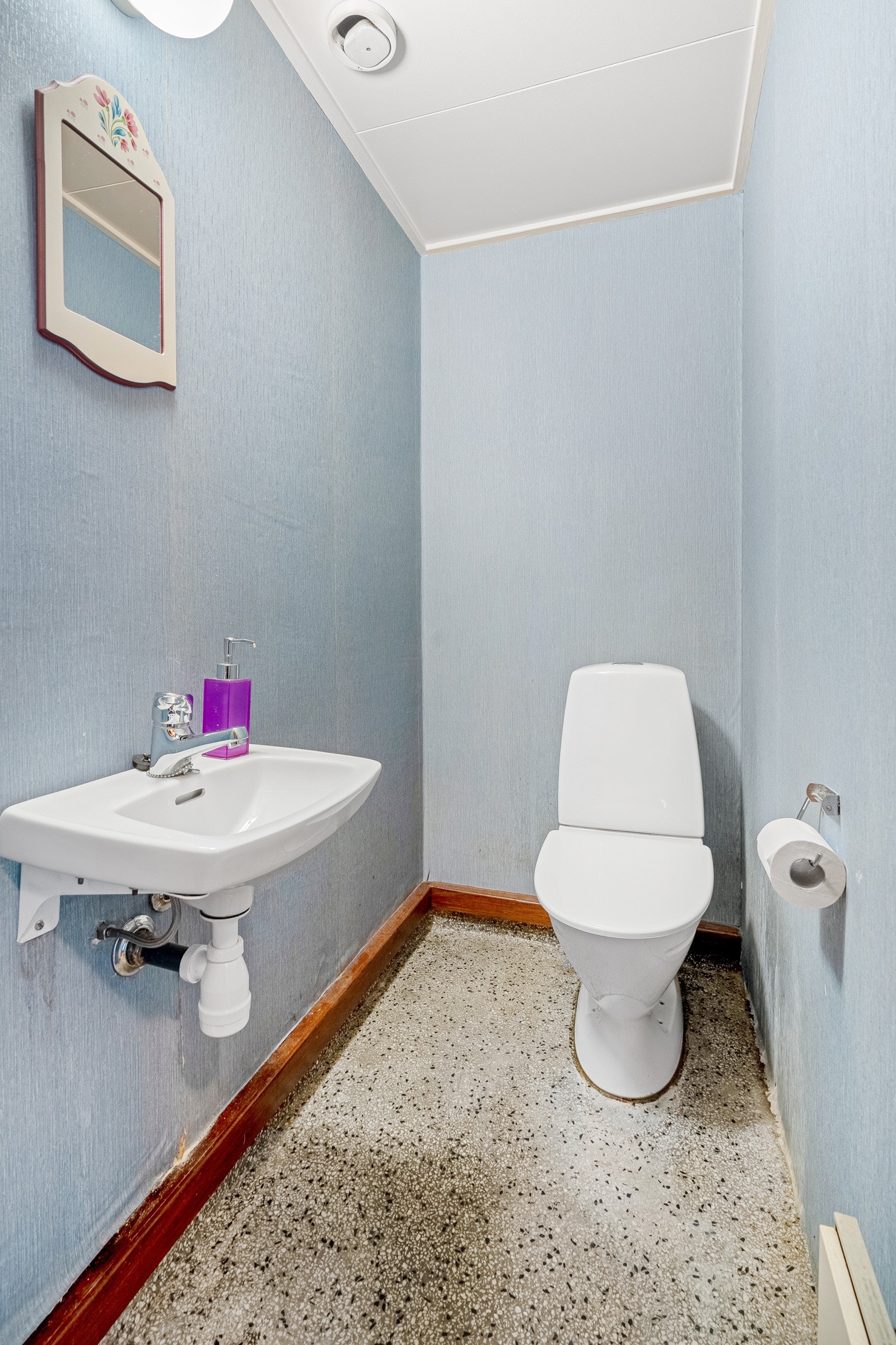 Separat wc rom med wc og servant Galleribilde