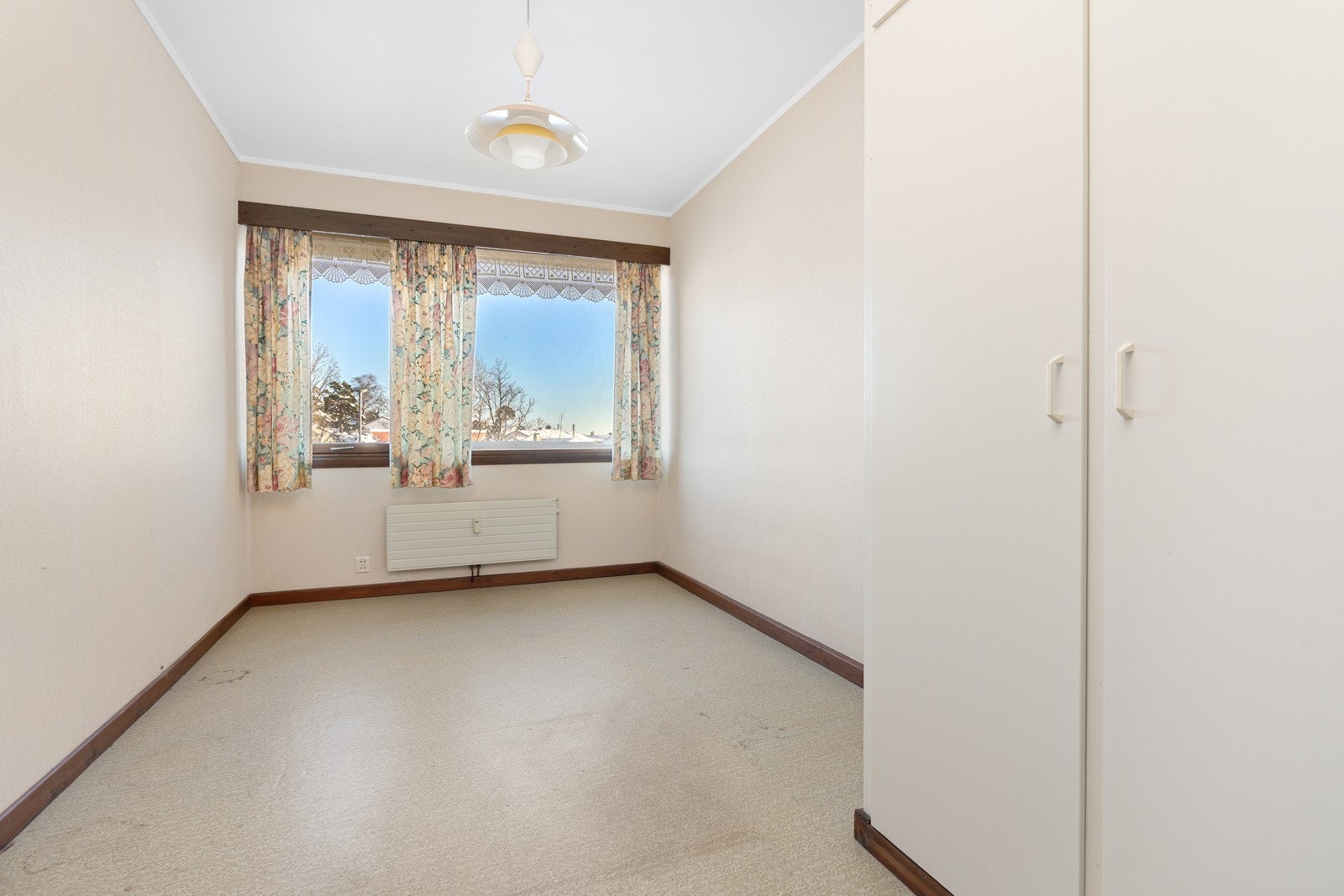 Soverom III - plassbygde garderobeskap Galleribilde