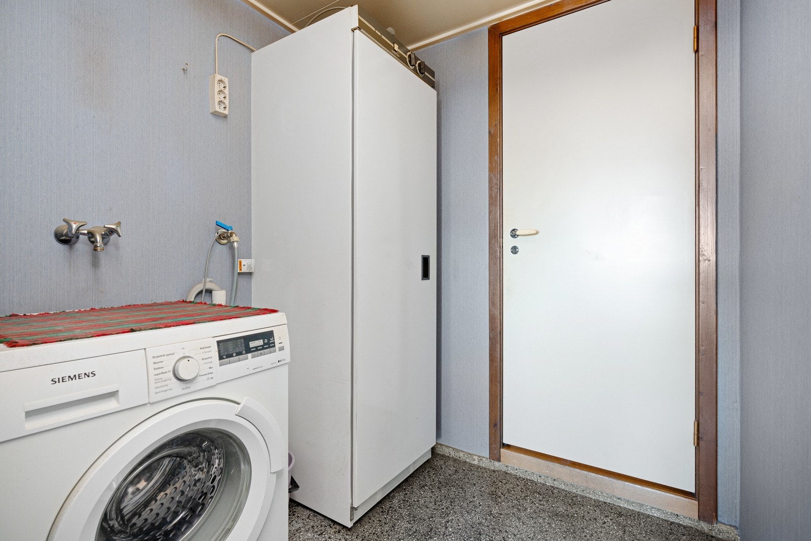 Eget vaskerom med opplegg for vaskemaskin, eget tørkeskap Galleribilde