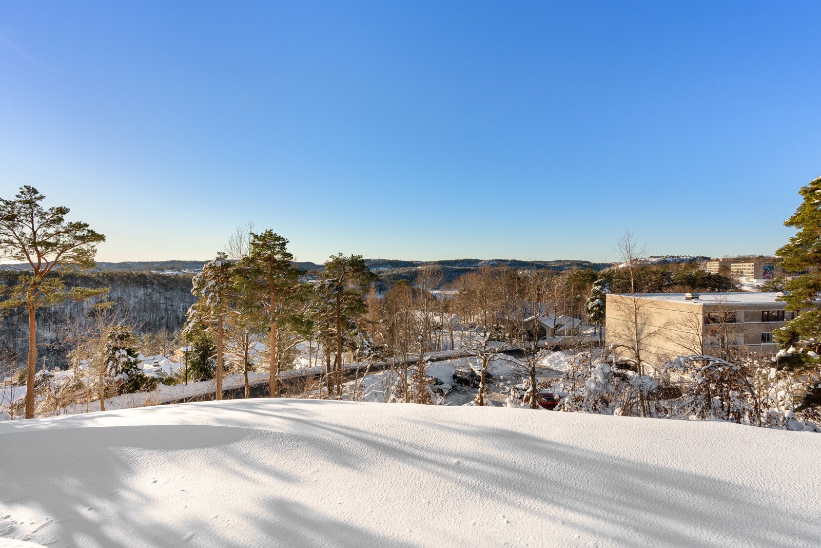 Nydelig utsikt fra solrik balkong, utgang fra stue Galleribilde