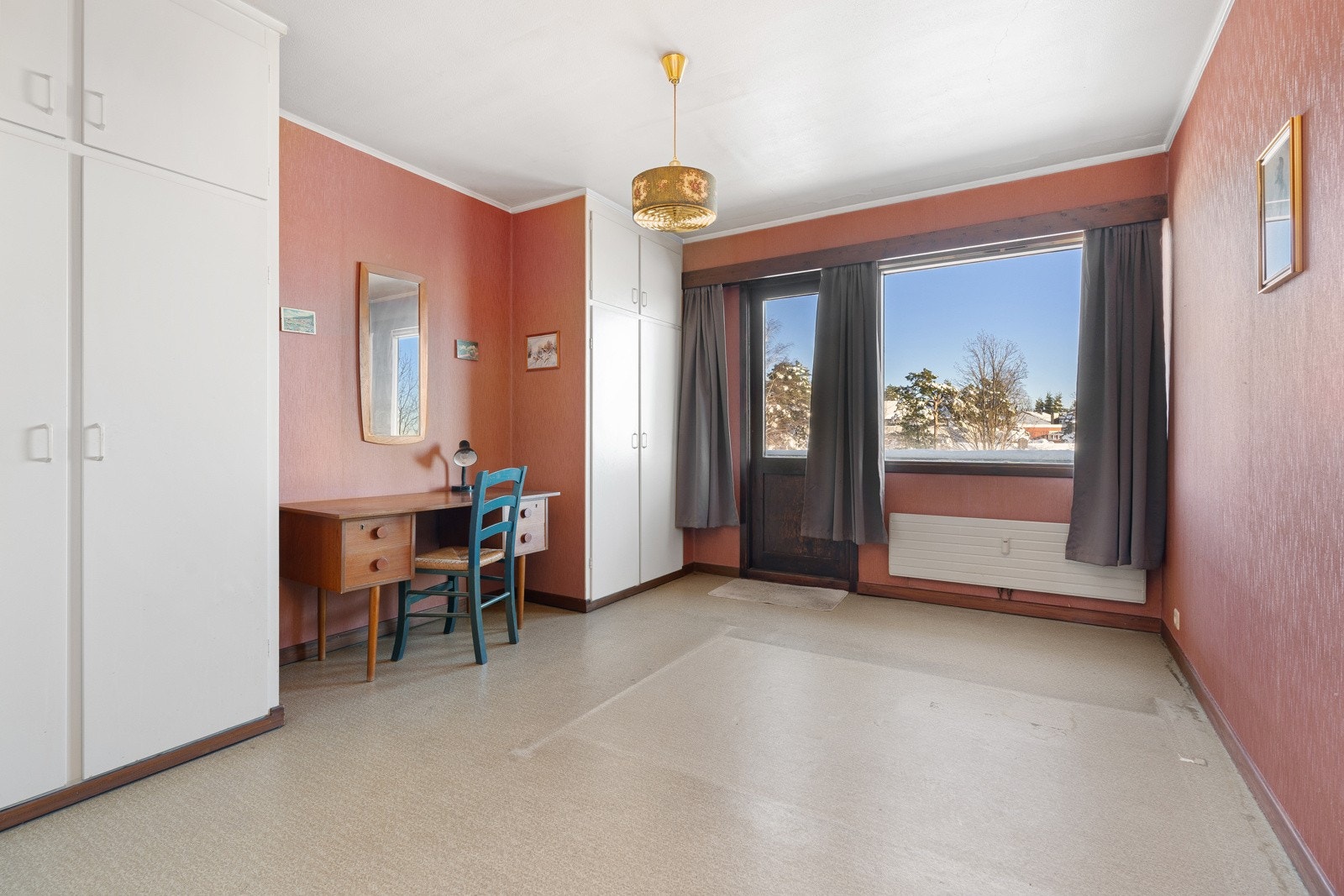 Soverom I - plassbygde garderobeskap, utgang til balkong (fremside) Galleribilde