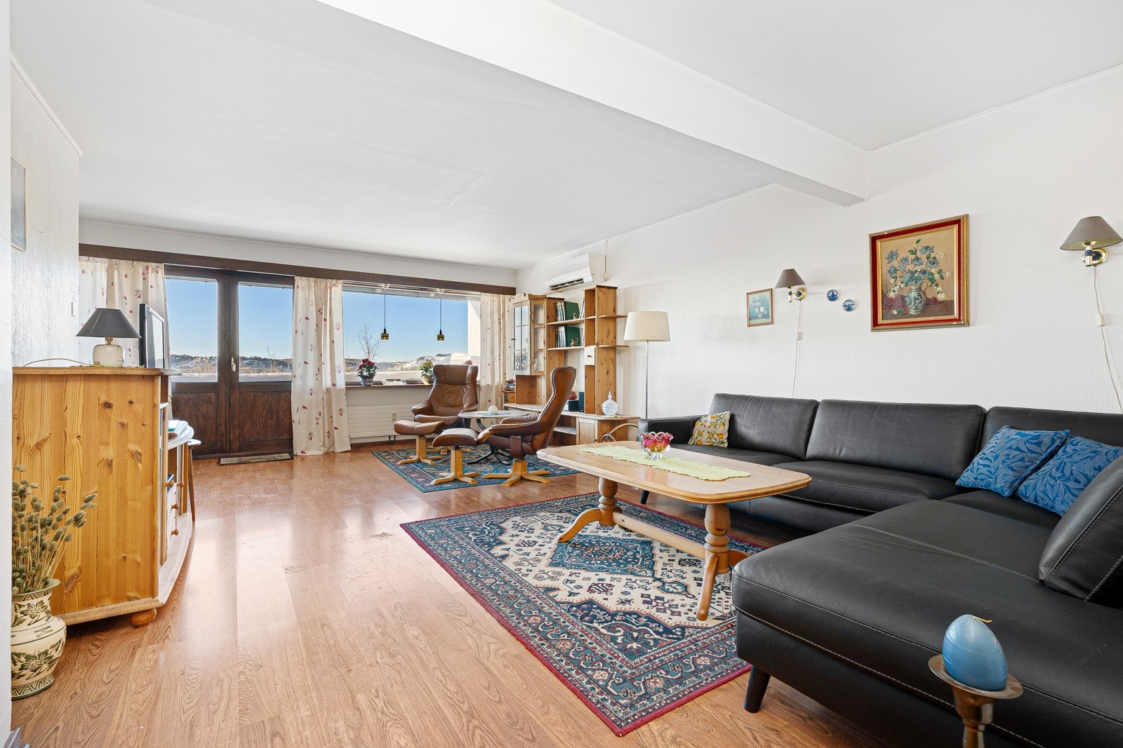 Hyggelig stue med store åpne vindusflater som sikrer gode lysforhold. Galleribilde