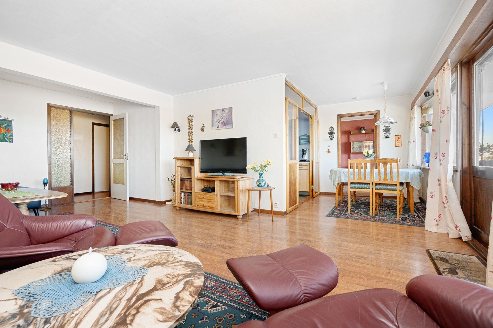 Stue sett mot kjøkken og spisestue Galleribilde