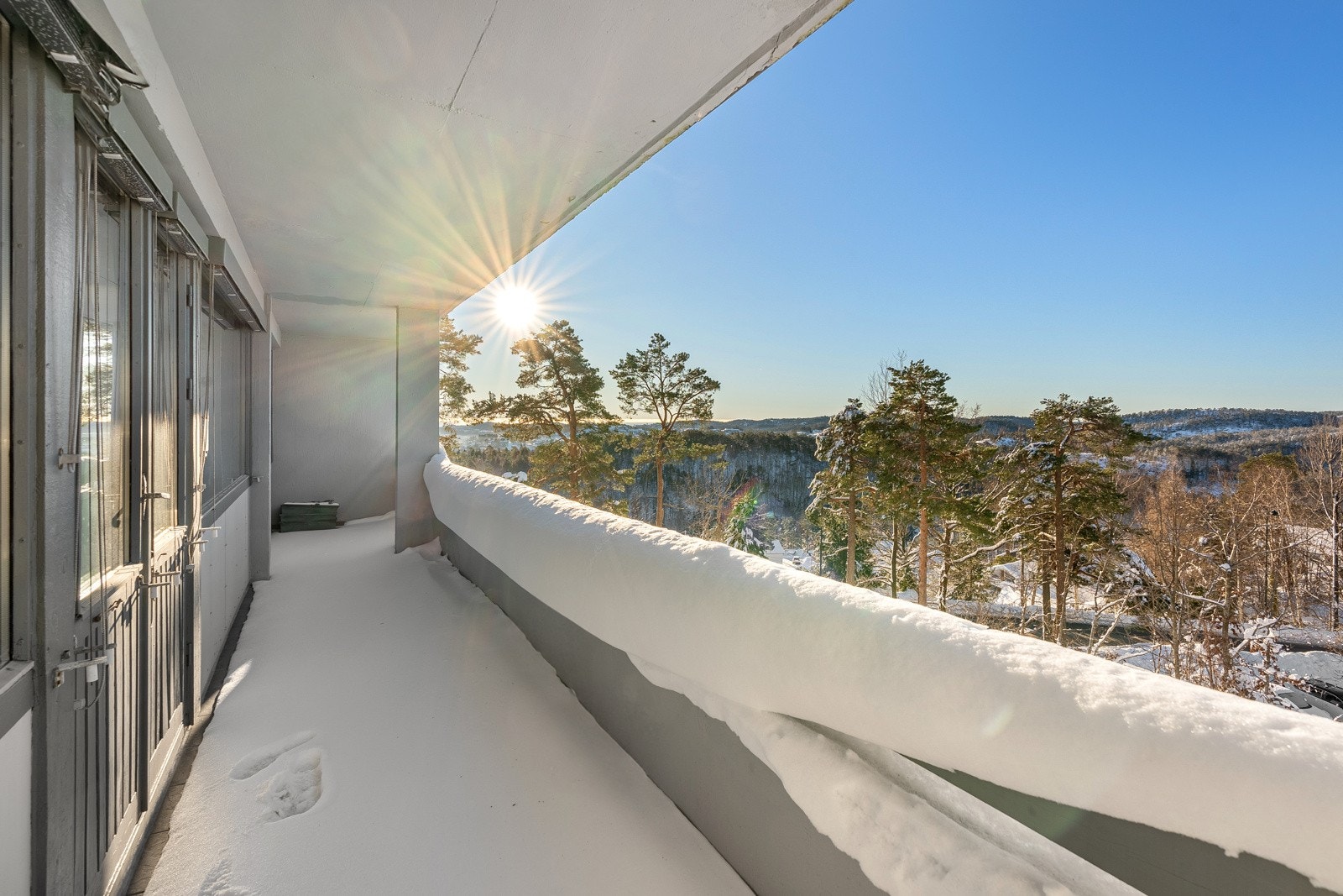 Balkongen ligger flott plasser med gode solforhold Galleribilde