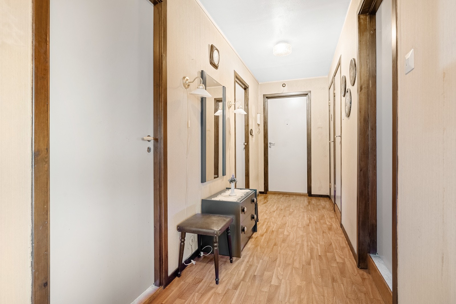 Romslig gang med god plass til oppheng for yttertøy Galleribilde