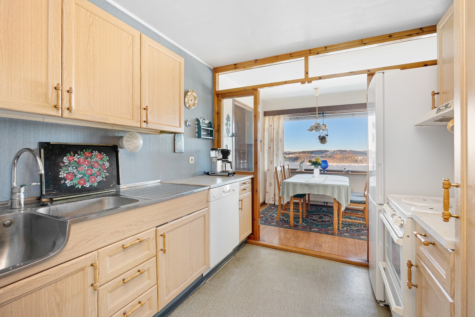 Rikelig med skap- og skuffeplass på kjøkken Galleribilde