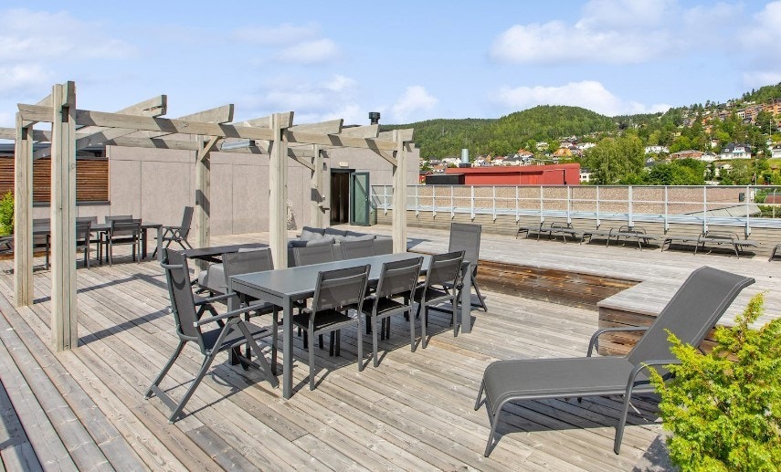 Sittegruppe og solsenger til glede for alle i sameiet Galleribilde