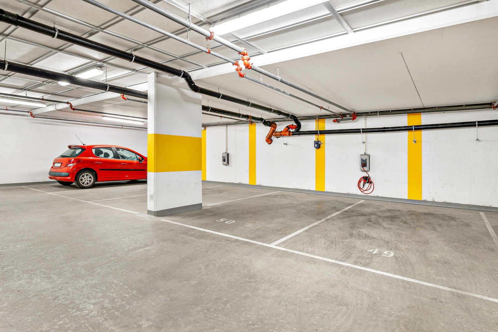 Parkeringsgarasje med uttak for lader på alle plasser Galleribilde