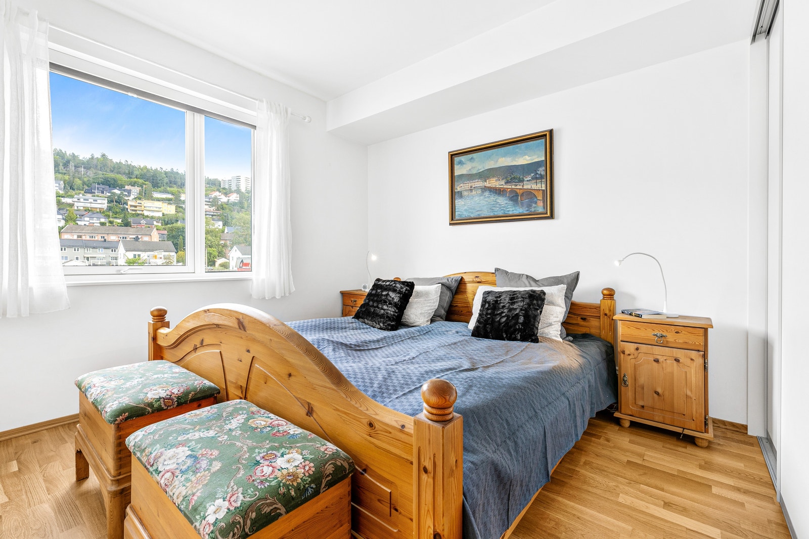 Lyst stort hovedsoverom med romslig skyvedørsgarderobe Galleribilde