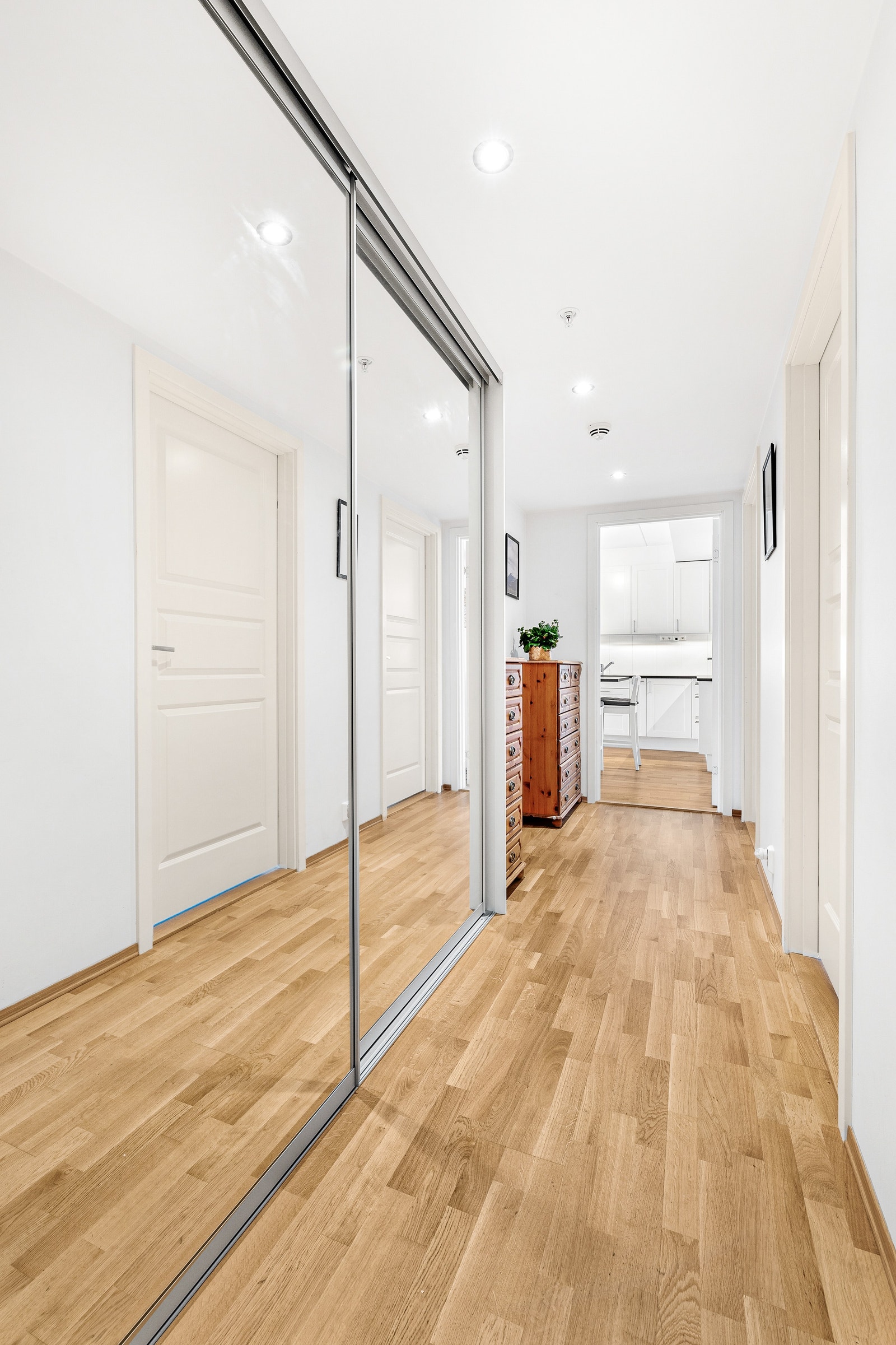 Gang entrè, skyvedørsgarderobe med to store speildører Galleribilde