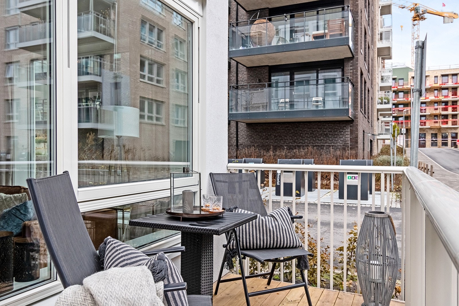 Balkongen har utelys og stikkontakter. Galleribilde