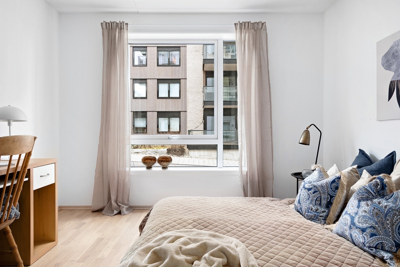 Store vindusflater gir godt med naturlig lys. Galleribilde