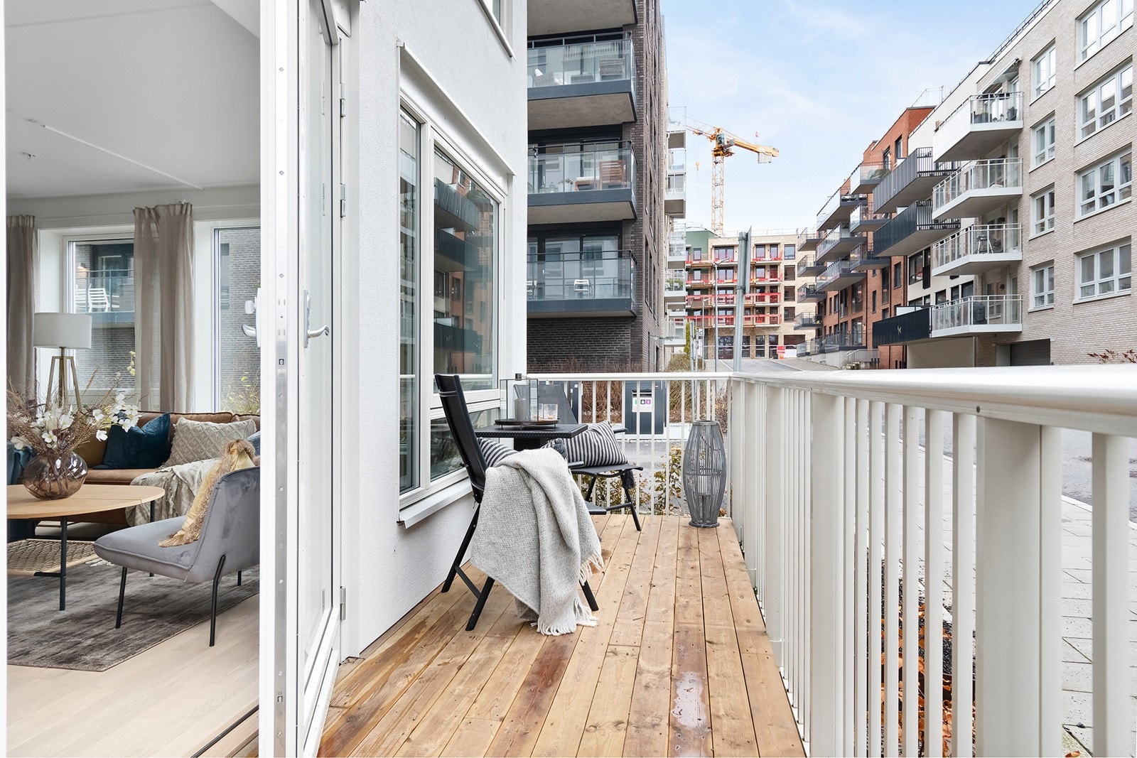 Balkongen kan fungere som en forlengelse av stuen i sommerhalvåret. Galleribilde