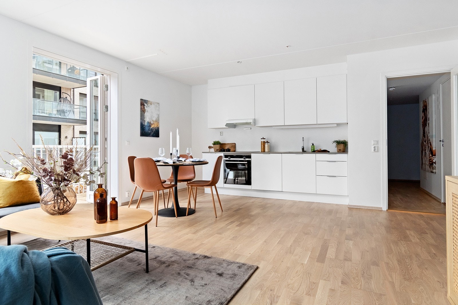 Kjøkkenet har godt med skap- og benkeplass. Galleribilde