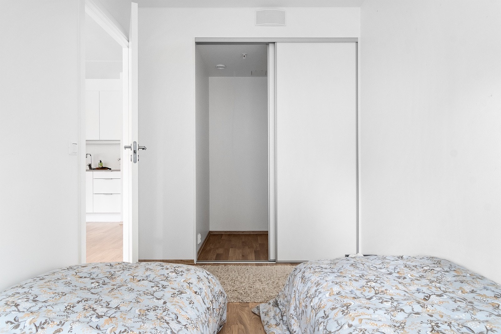 Soverom 2 har forbindelse til innvendig bod/garderobe med skyvedørsfronter. Galleribilde