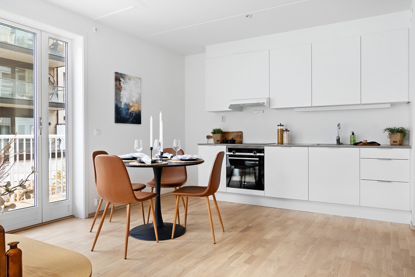 Gulvet er lys 3- stavs eikeparkett. Galleribilde