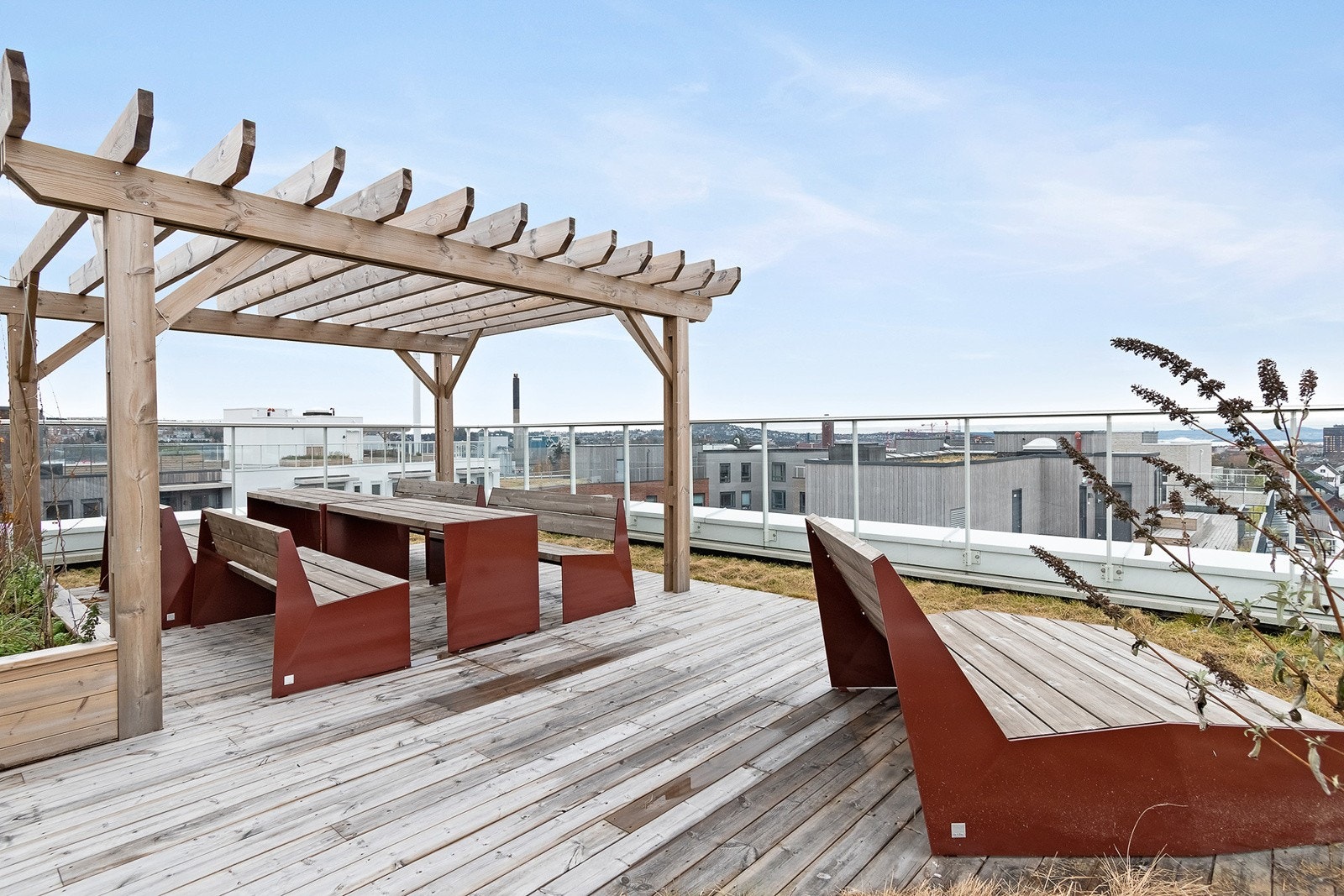 Solrik felles takterrasse med opparbeidede sittegrupper. Galleribilde