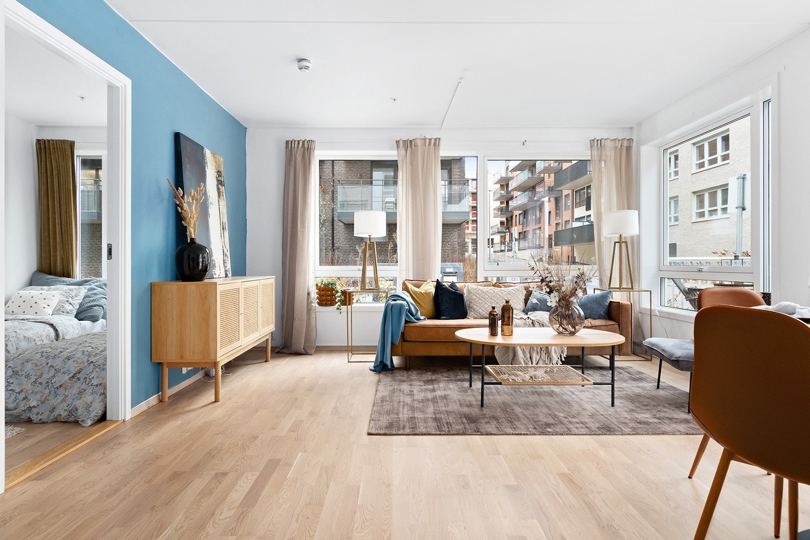 Store vindusflater gir godt med naturlig lysinnslipp. Galleribilde