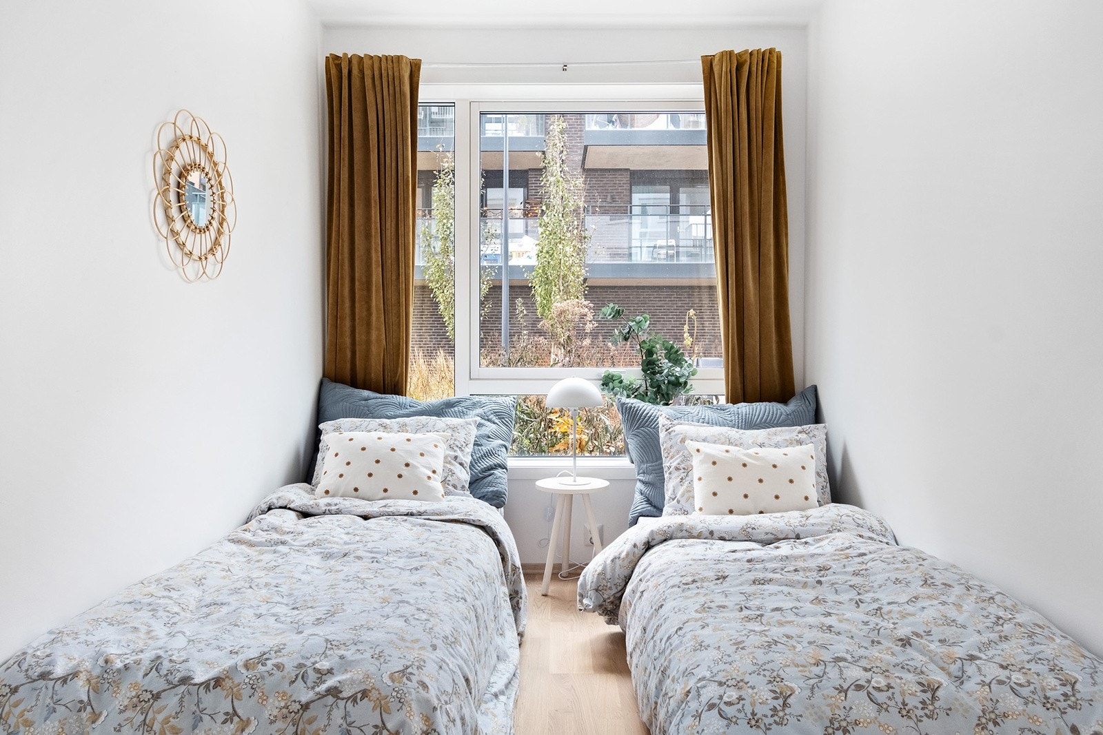 Soverom 2 har plass til seng, nattbord og pult. Galleribilde