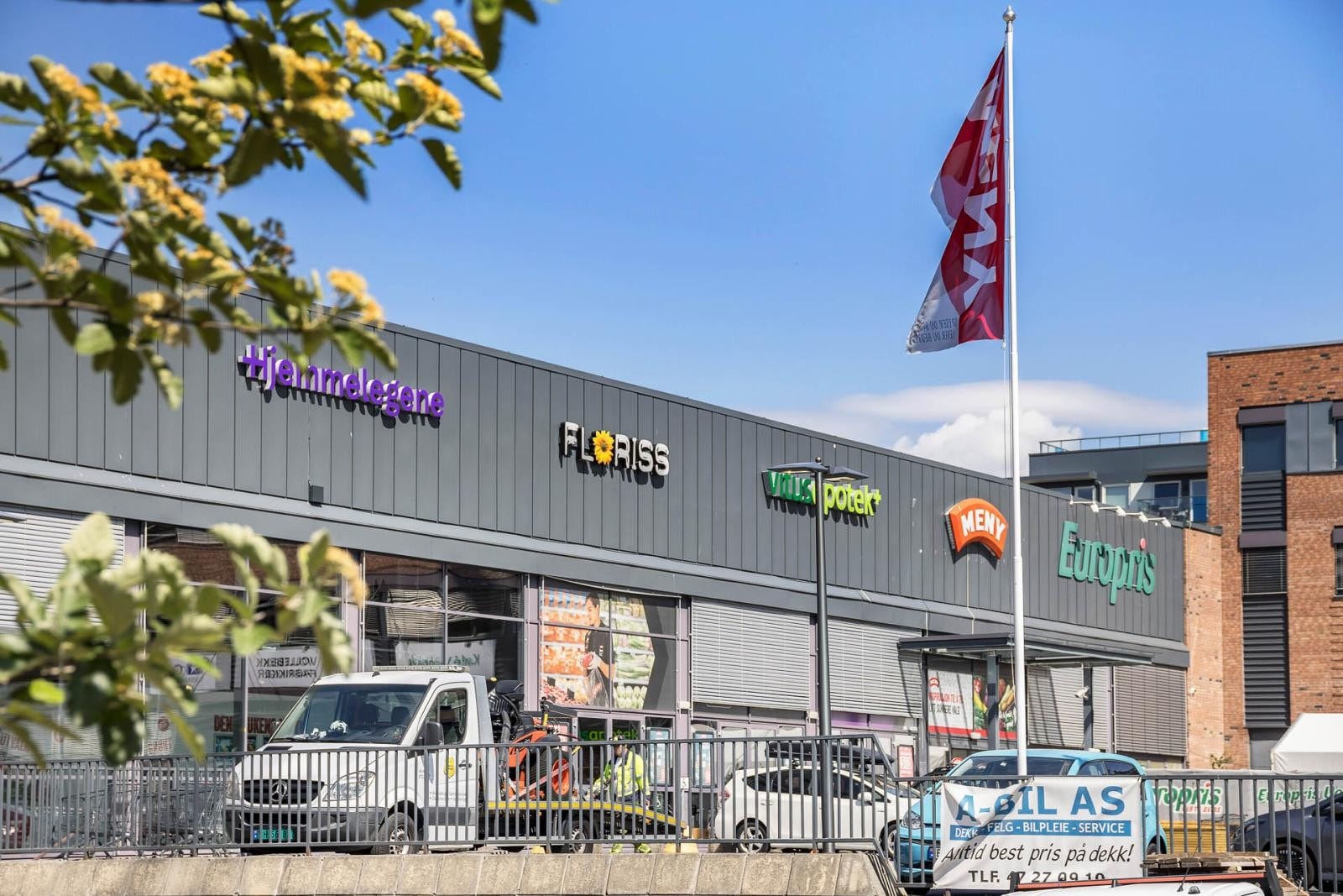 Kort vei til butikker og apotek. Galleribilde