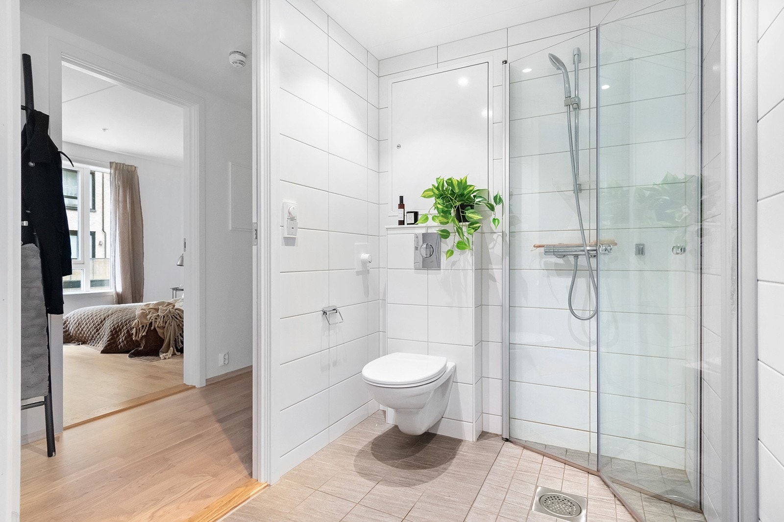 Delikat flislagt bad med gulvvarme, samt downlights i himlingen. Galleribilde