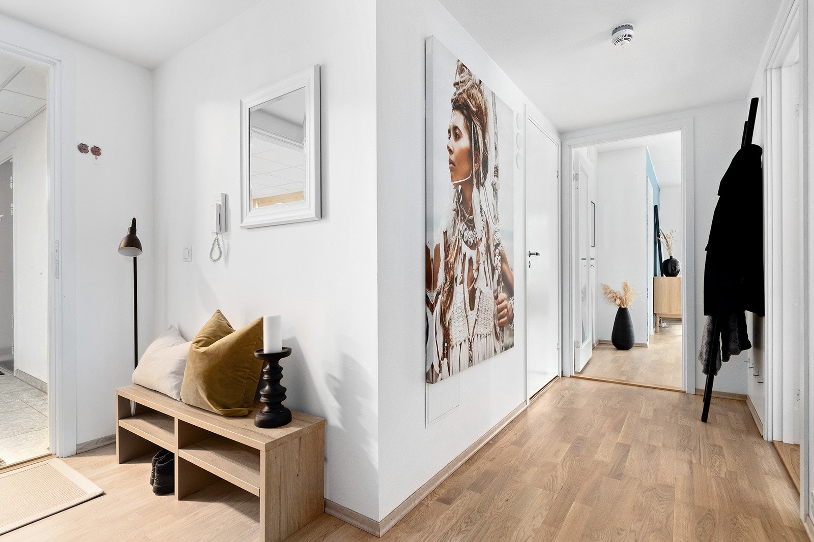Stor lys og luftig entré med mulighet til å sette fra seg sko og henge fra seg yttertøy. Galleribilde