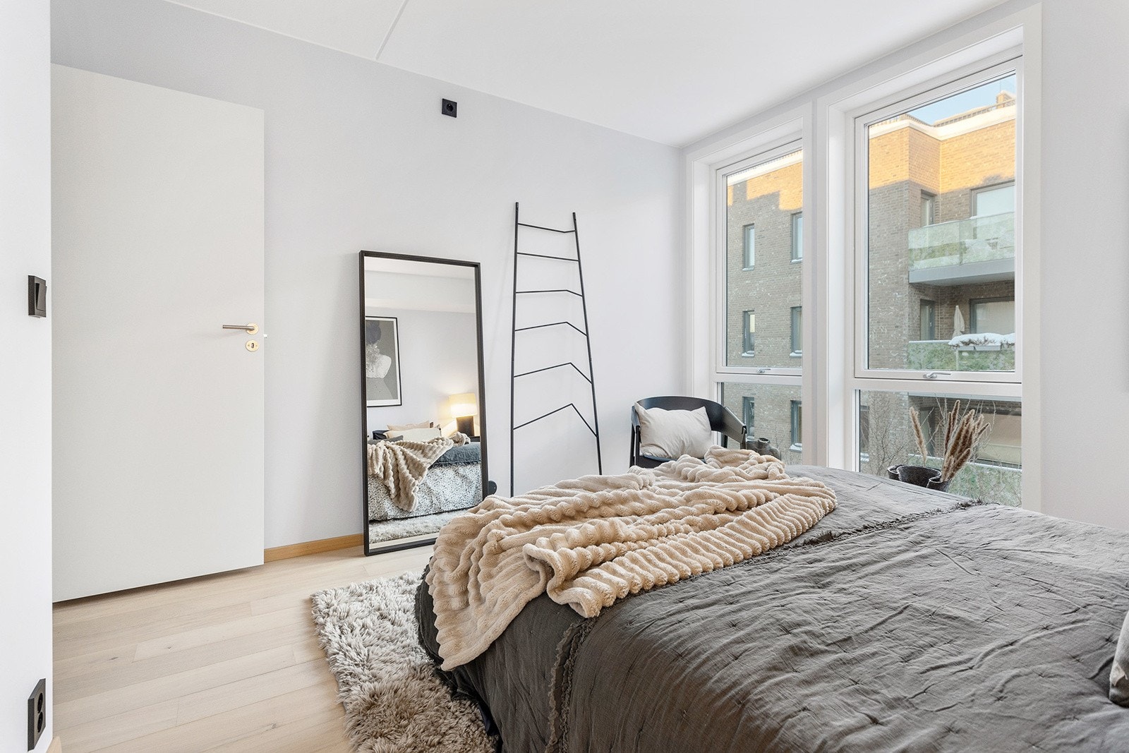 Her er det plass til dobbeltseng, nattbord og garderobeløsning. Galleribilde