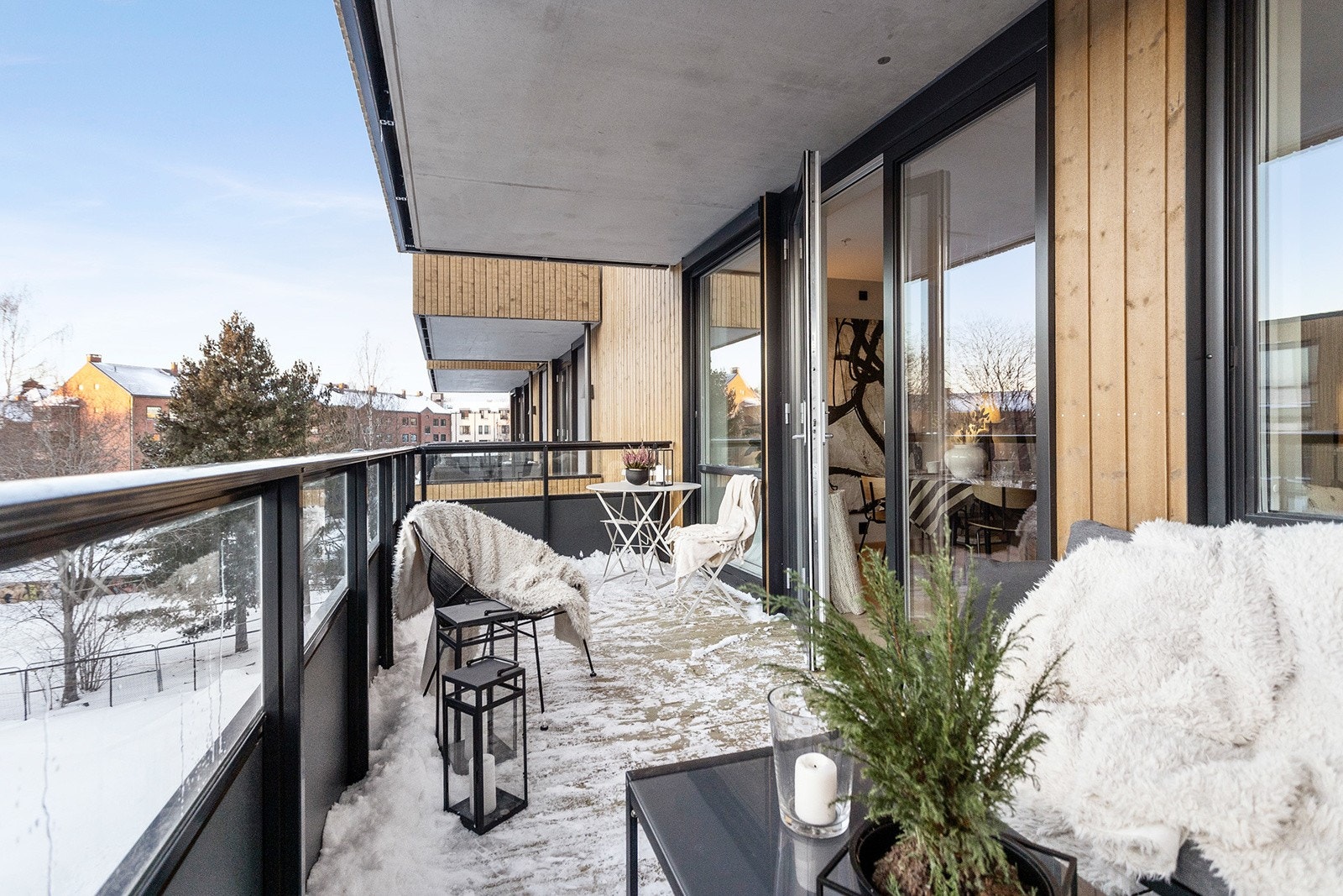 Balkongen er sydvestvendt og har takoverbygg. Vender ut mot hyggelig gårdsrom. Galleribilde