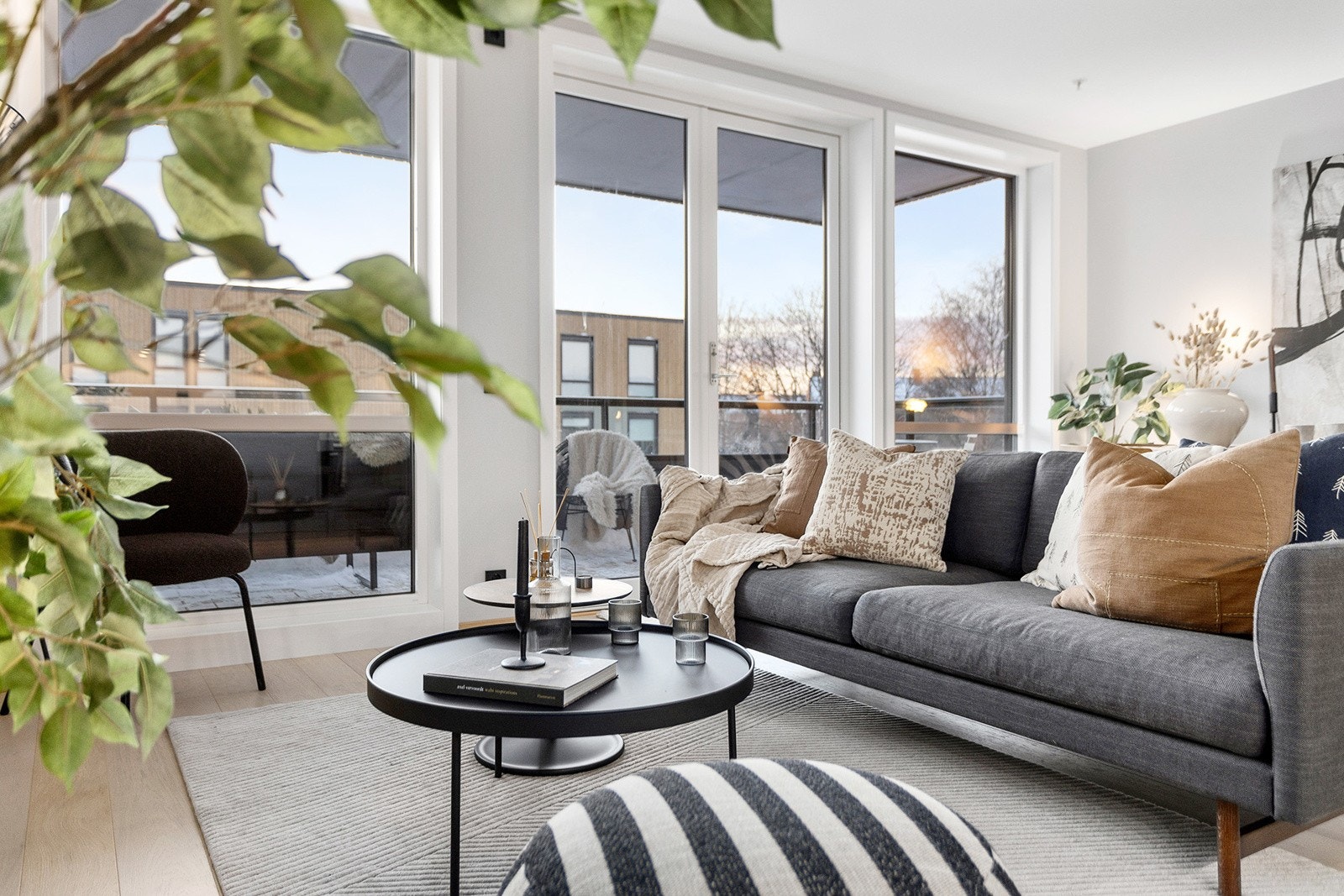 Lys og luftig stue med store vindusflater og godt med naturlig lysinnslipp. Galleribilde